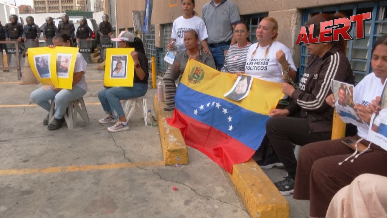 Venezuelan Mother Chains Herself Outside Prison To Demand Son’s Release | ALERT News