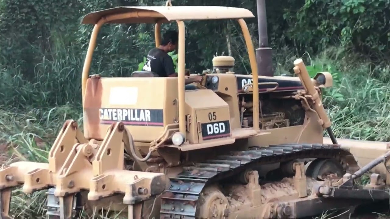Trator de Esteira Fazendo Limpeza - Caterpillar D6D