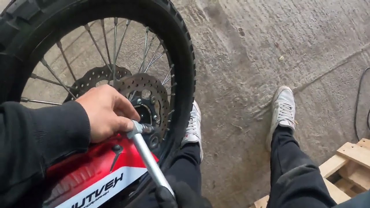 Noob Mechanic: Raise the T7, remove center stand, check front wheel bearings and stuff Part 2