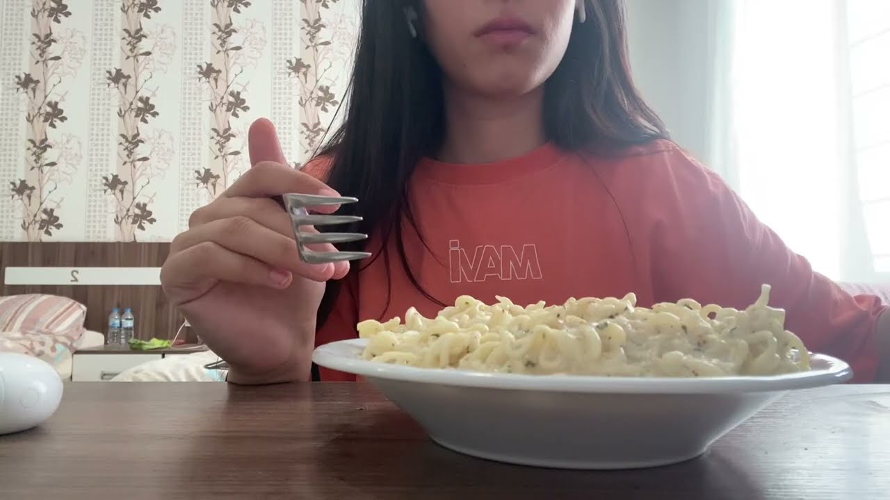 Yoğurtlu Noodle Lezzeti | ASMR Yemek Deneyimi (Sakinleş ve Dinle)