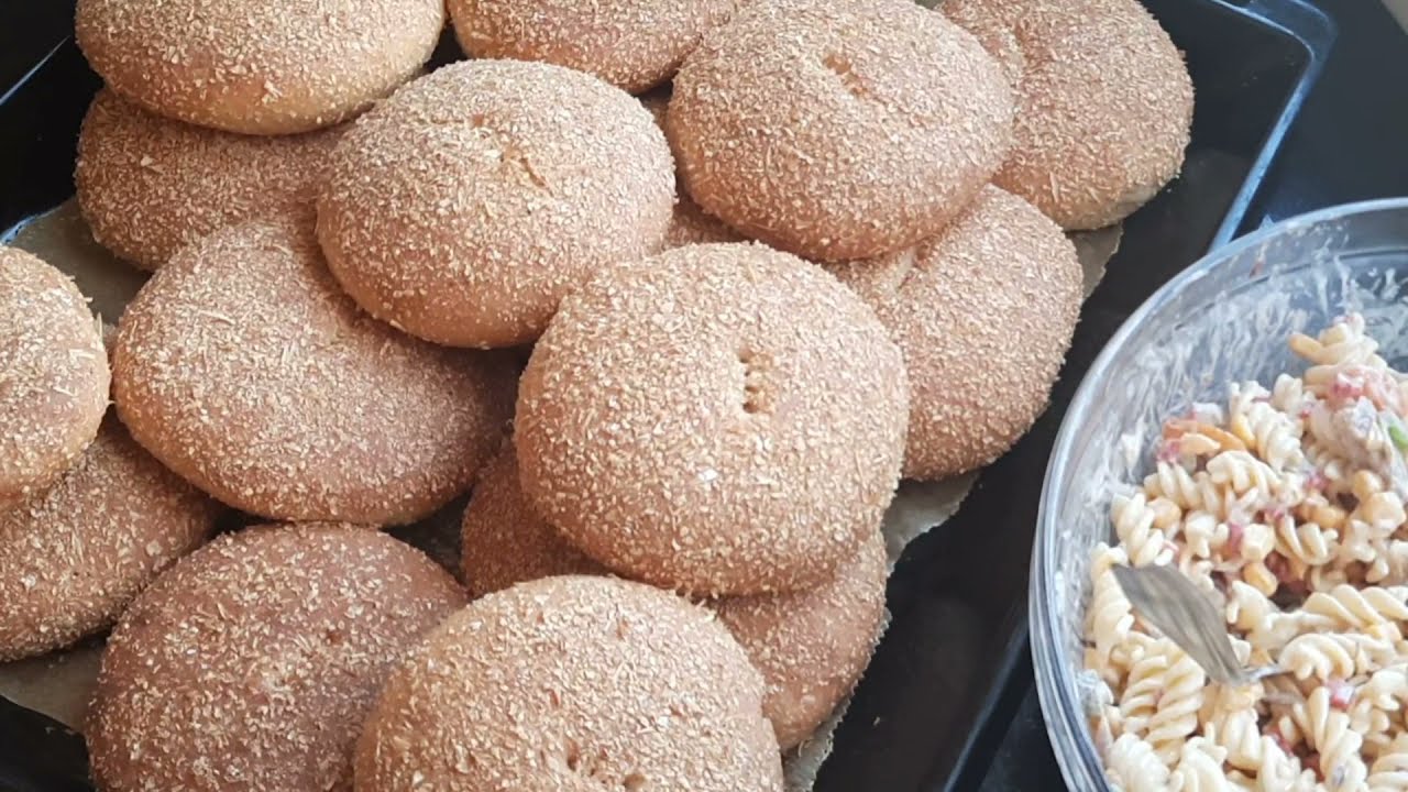 وجبة متكاملة غتولي مدمنة عليها اللحم المكومن (اللحم بالكامون) سلطة وخبز القمح الكامل جربي وردي عل