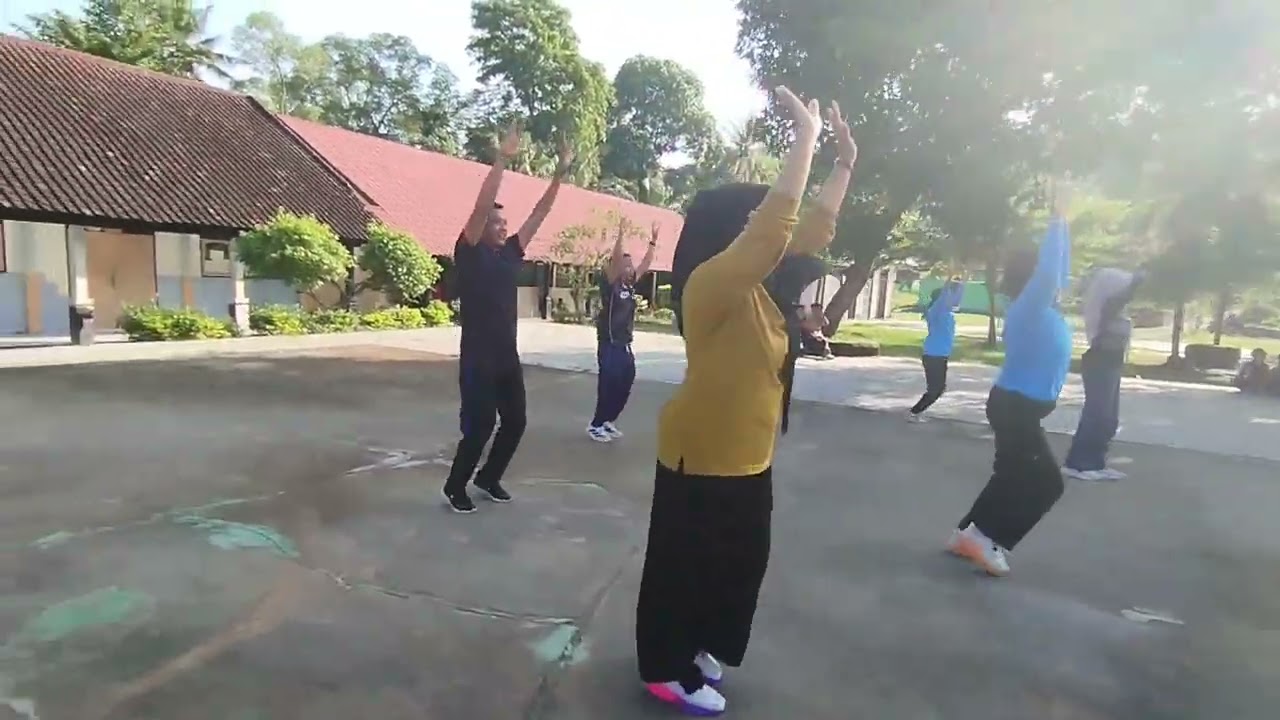 Senam bapak ibu guru setiap hari sabtu-setelah senam SAIH