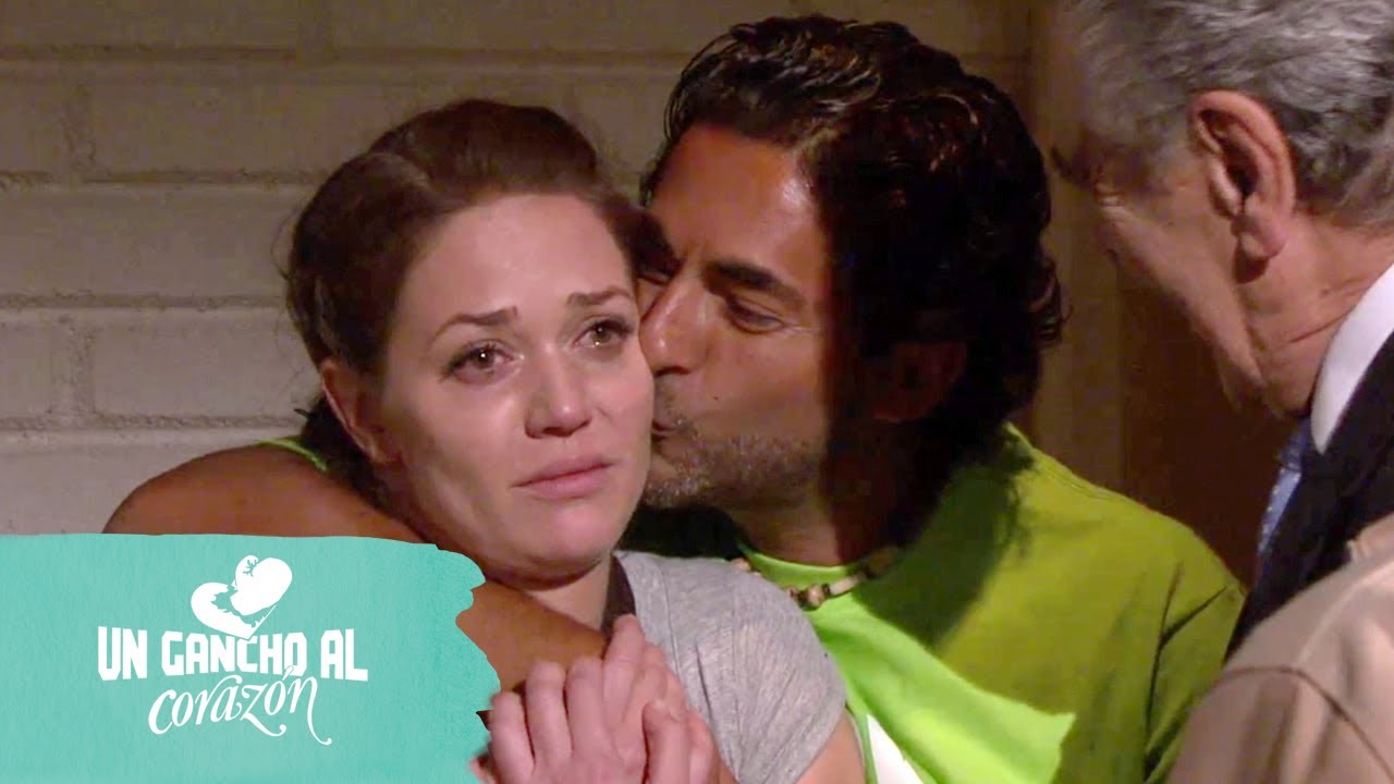 Un gancho al corazón: Constanza sale en libertad | C-214 | tlnovelas