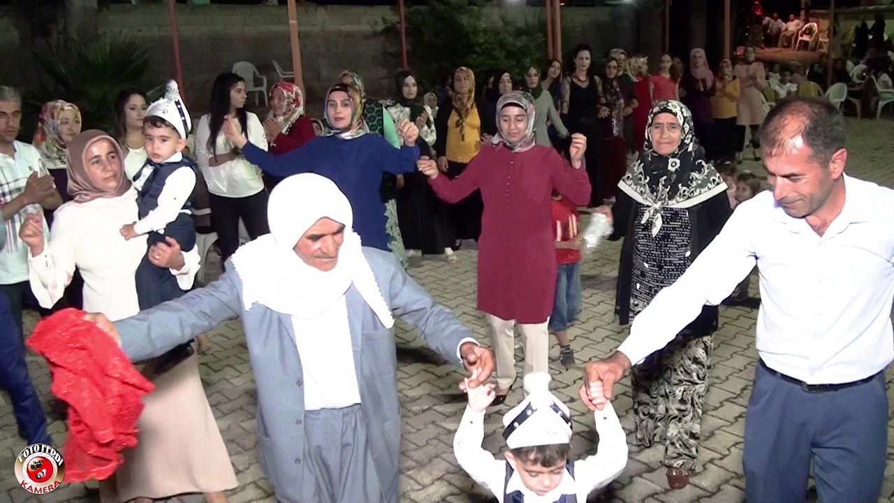 FOTO FERDİ KAMERA  HALEBİ - NENİ  KALABALIK BİR HALAYDA  AİLECE HALEBİ  OYNADILAR  DEDE-TORUN-OĞUL
