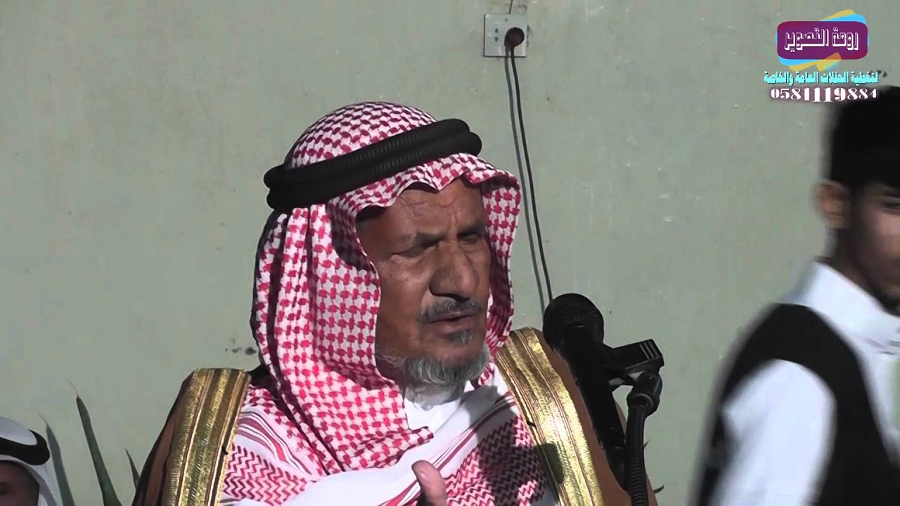 الشاعر قشيمع بن سالم الندوي في حفل الشيخ سعد بن مر