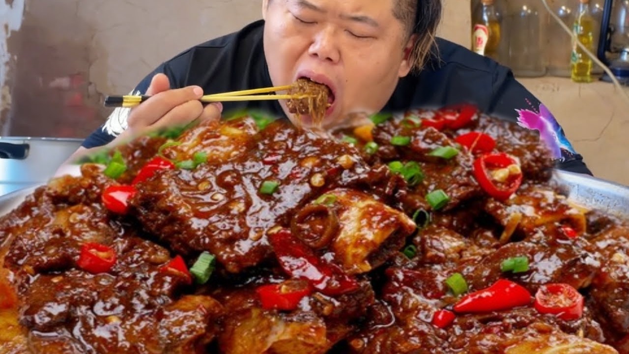 浓郁酱汁裹满牛排！炖到轻轻一抿就脱骨，配上小白菜好吃到直接封神！【胖猴仔】
