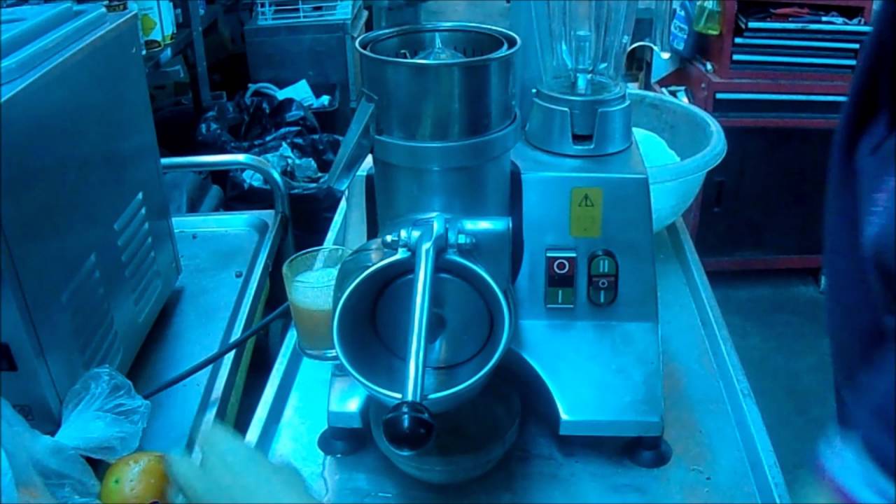 Multigruppo tritaghiaccio, spremiagrumi, frullatore La Minerva in funzione