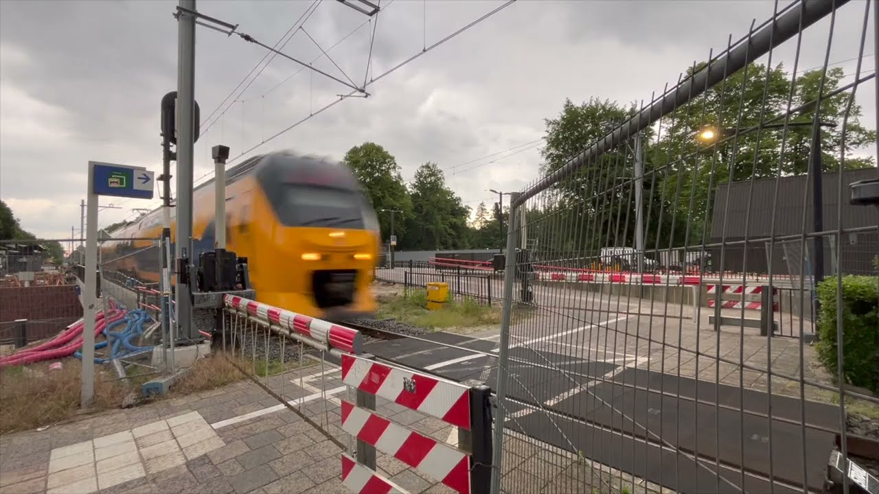 Spoorwegovergang Nunspeet // Dutch Railroad Crossing