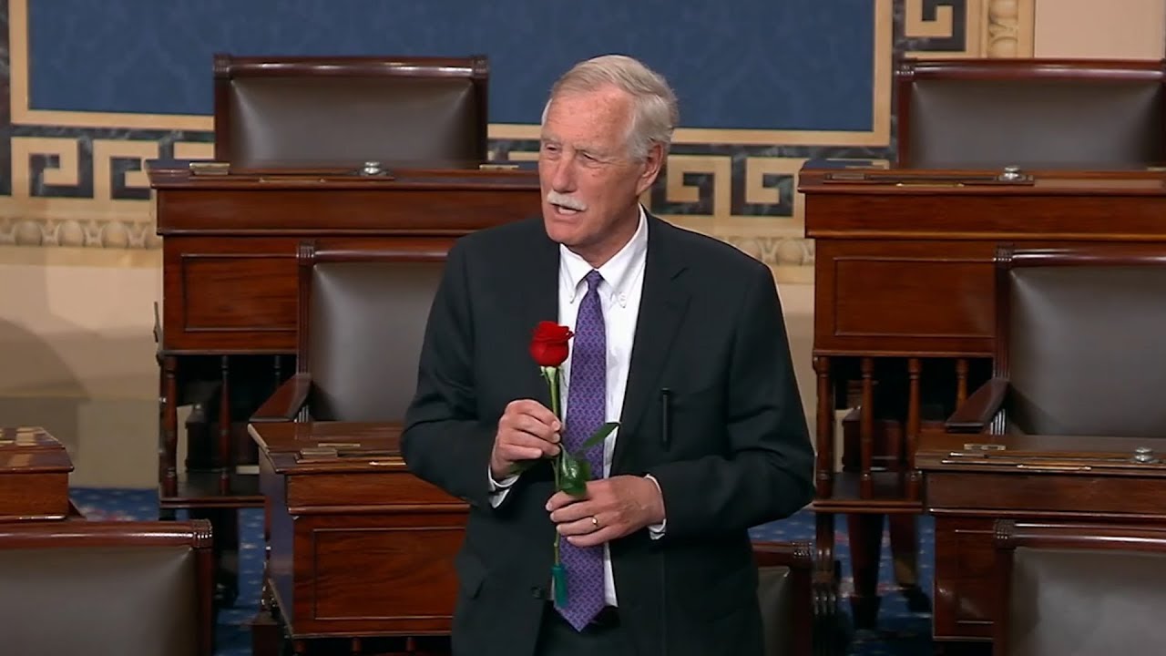 Angus King gives Susan Collins a rose after her 7,000th Senate vote