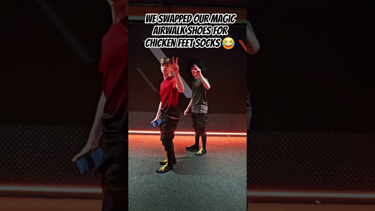 Мы поменяли наши волшебные туфли Airwalk на носки с куриными лапками 🐔😂 #airwalk #dancechallenge ...