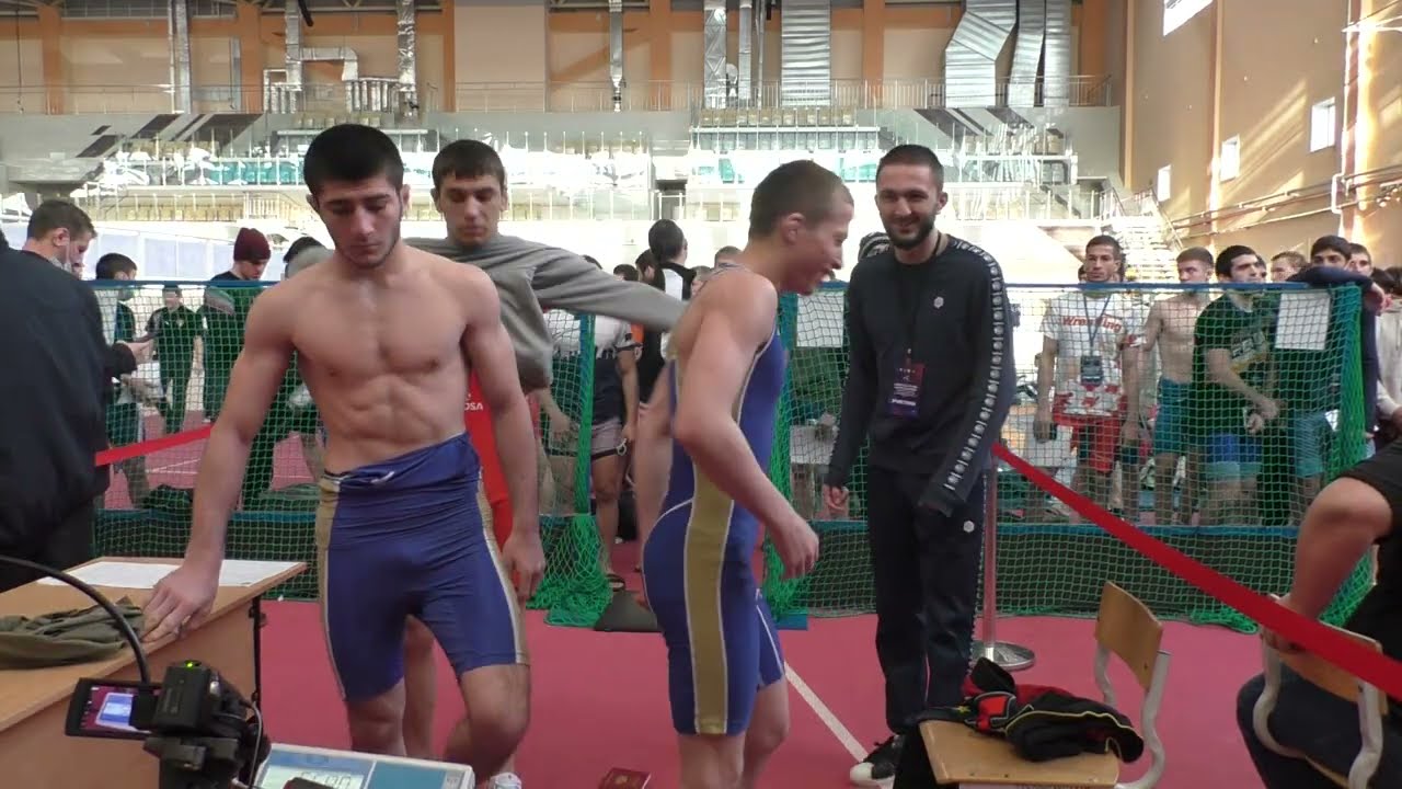 Взвешивание борцов до 21 года.