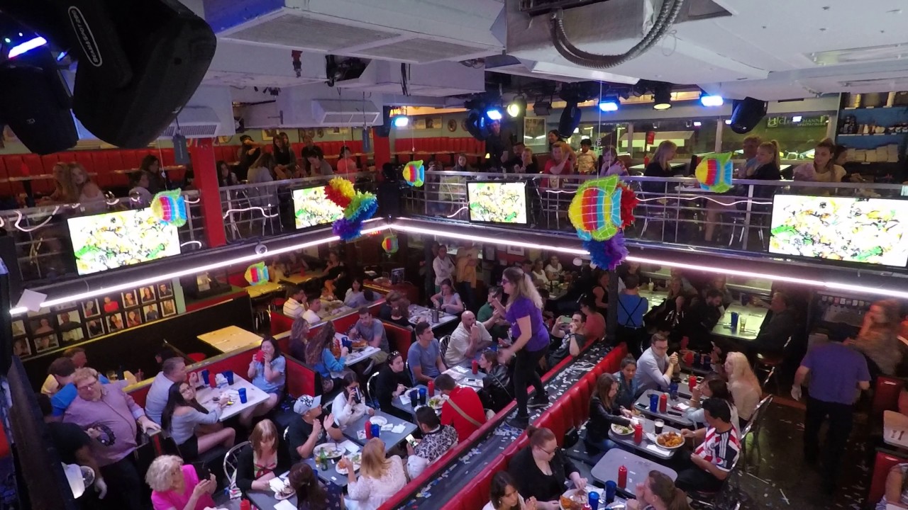 Ellen's Stardust Diner Performs 