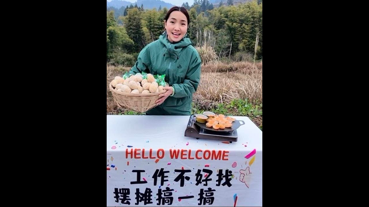 开着厢式货车去摆摊如何？拉了一车皮蛋回农村，无铅皮蛋真的好吃 小微鼓起勇气要摆摊了，准备了一堆摆摊卖皮蛋的用品，很快又要