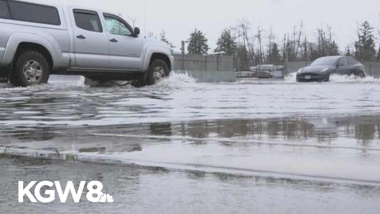 Сильные дожди привели к затоплению улиц и перекрытию дорог в Тилламуке.