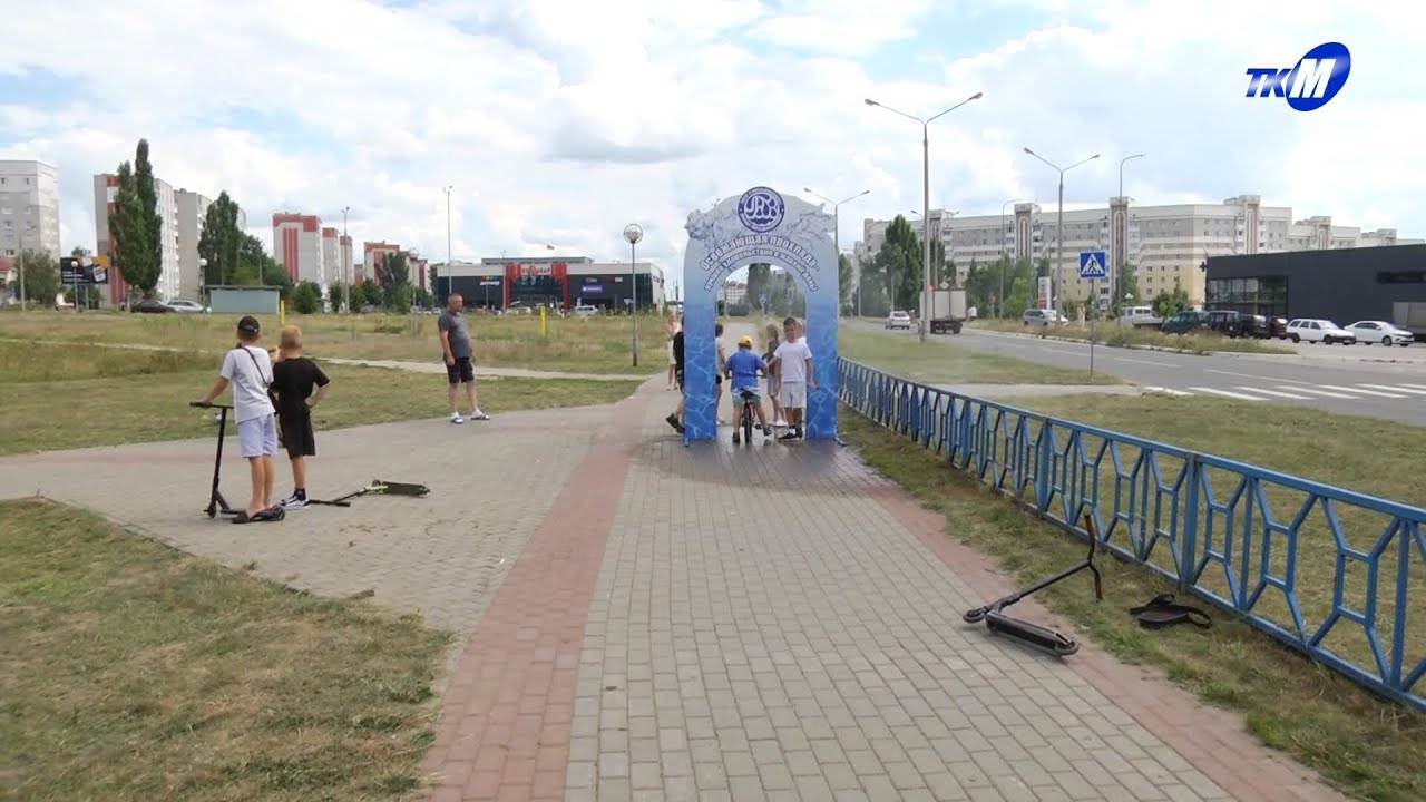 На бульваре Юности установили освежающую арку