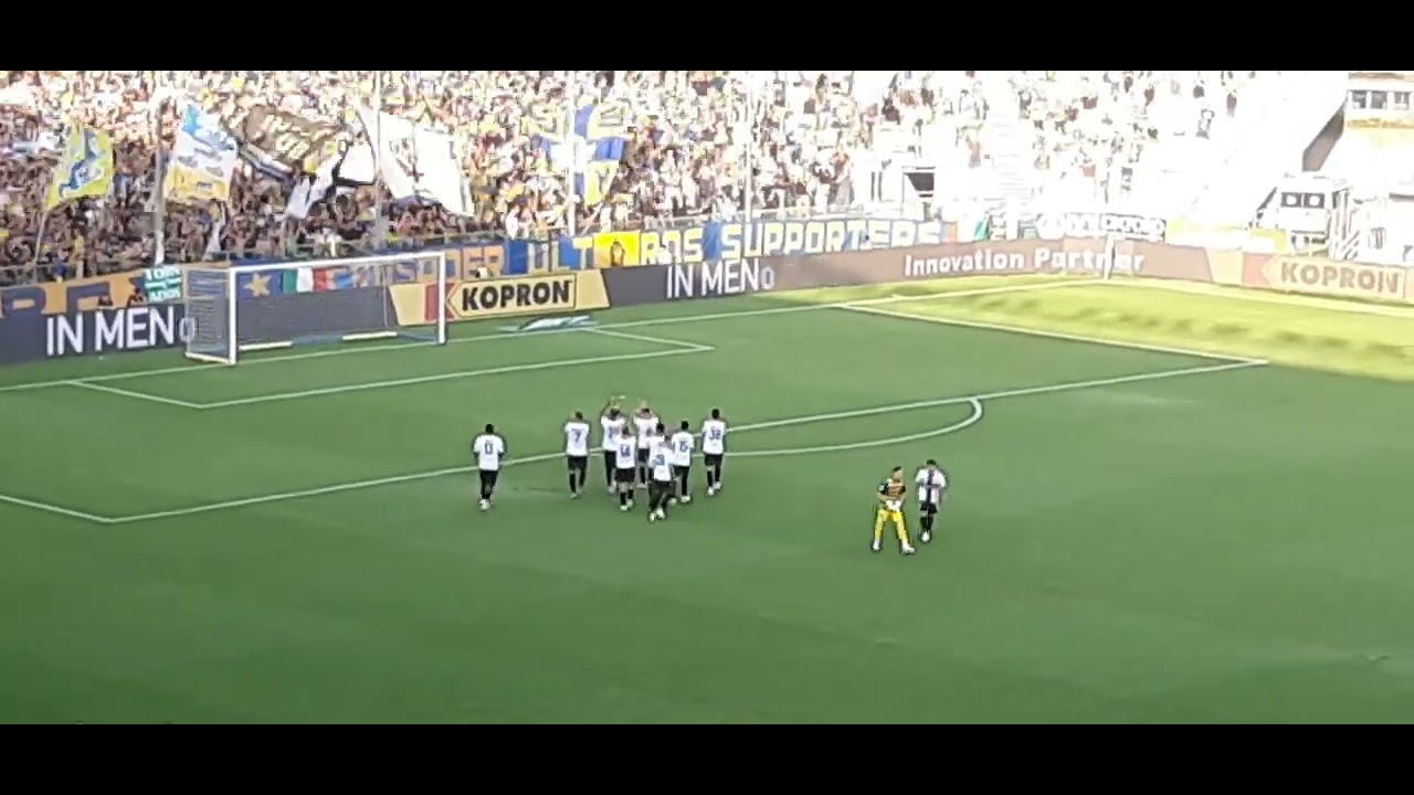 Derby Parma-Reggiana, ingresso squadre in campo (Aida, coreografia Curva Nord)