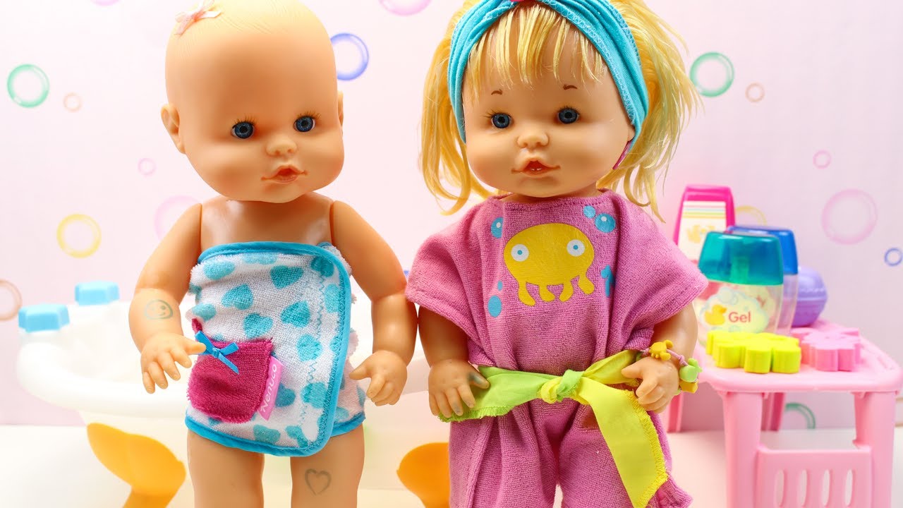 Rutina de Noche Beb&eacute;s Nenuco Hermanitas Traviesas | Hora del Ba&ntilde;o y Cena en la Cocinita Nenuco