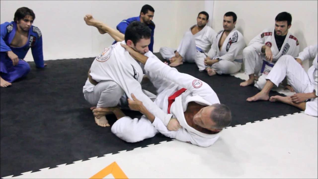 Relson Gracie ensina atalhos para ajustar o triângulo com categoria