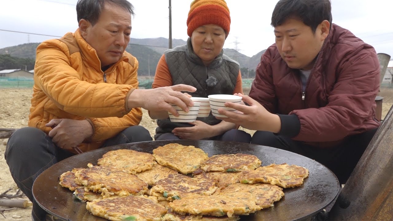 우중충한 날씨엔 막걸리 한 잔과 [[빈대떡(Bindae-tteok, mung bean pancake)]]요리&먹방!! - Mukbang eating show