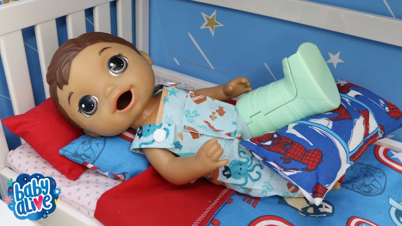 BABY ALIVE MENINO FELIPINHO FOI ANDAR DE SKATE NA PISCINA E QUEBROU A PERNA