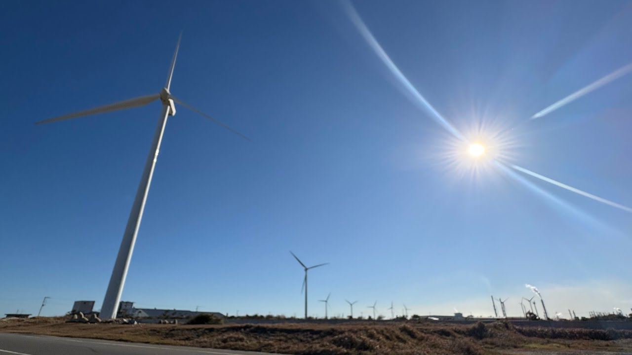【日本の風力発電所】【サミットウインドパワー鹿嶋発電所】　無風の朝の風車（10基）