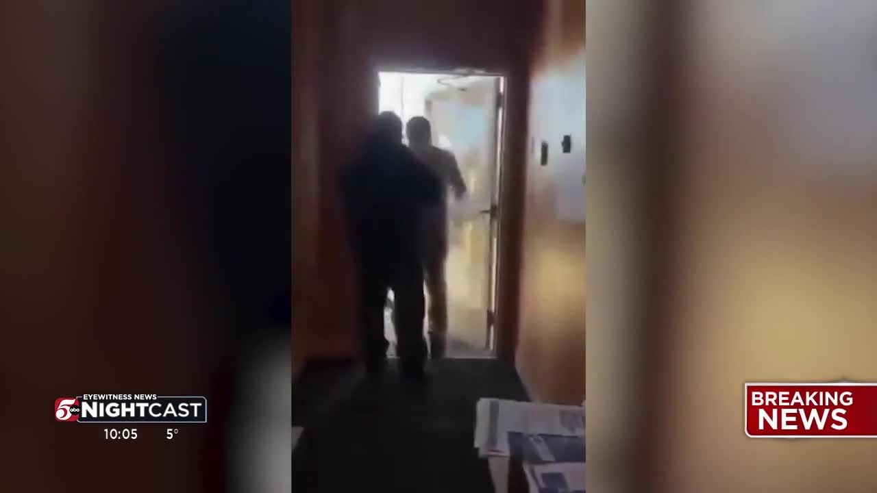 Сотрудникам иммиграционной и таможенной службы США запретили входить в консульство Эквадора в Мин...