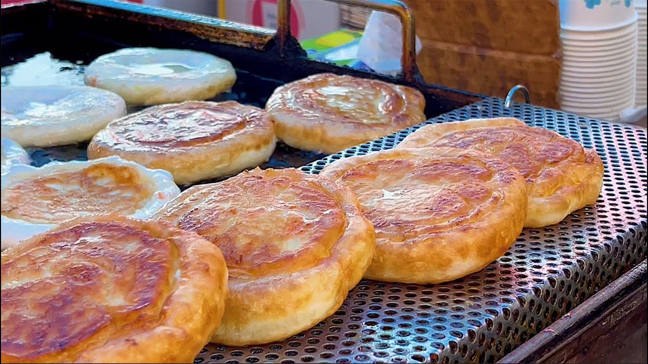 모란시장가면 제일 줄이긴 그 집! 옛날 맛 왕호떡 / Hotteok(Pan Cake) with honey & Vegetable - Korean Street food