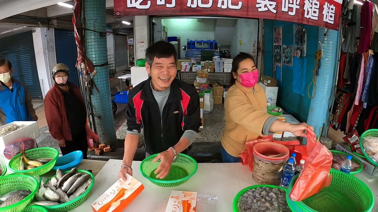 剛開喊就有大哥一來就先掃走整隻鮭魚 花壇公有市場 海鮮拍賣 海鮮叫賣 台中海鮮大叔 叫賣哥 seafood auction