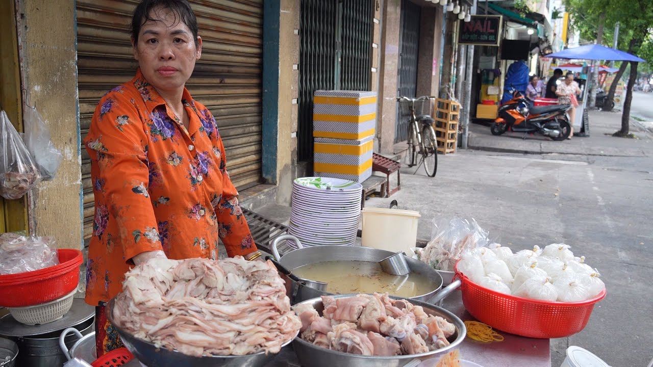 Đi khắp Sài Gòn cũng không tìm ra hàng bánh canh giò heo giá rẻ như ở đây khách đông nghẹt