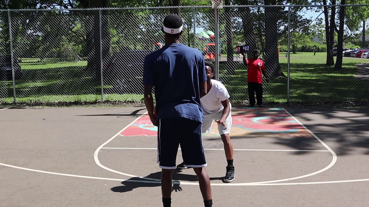 STREET HOOPS FLINT MI | OLD SCHOOL VS NEW SCHOOL 1V1 SHOWDOWN BETWEEN CARLOS BENTON & DETWAN LOVE