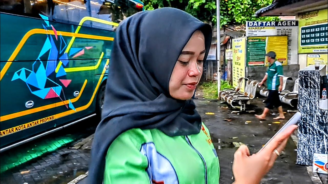 KERNET MUDA CANTIK MEMPESONA, SIAPA DIA...? EFISIENSI E-417 JOGJA - CILACAP
