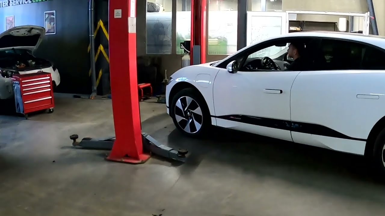 Производственный дефект электромобиля. Jaguar I-Pace