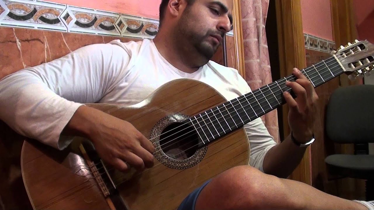 Juan de Pilar tocando una Guitarra artesanal Rafael Rozalen model rr003