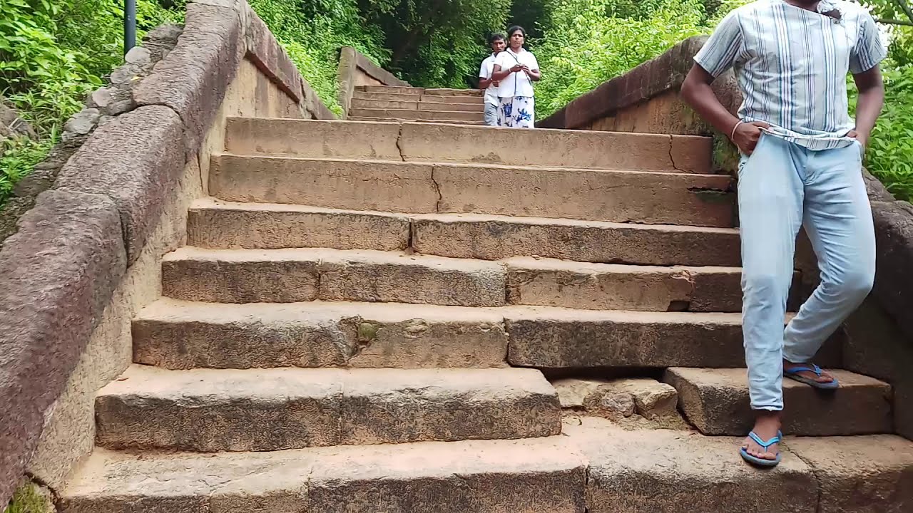 ශ්&zwj;රී ලංකාවේ අතිශය වැදගත් ගිරිහඬු සෑය. 🙏☸️ thapassu balluka hamu unu sthanaya.