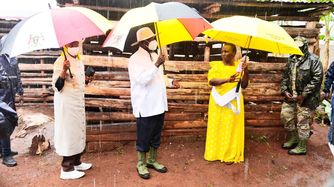 Museveni visits mukadde Fausta Nalweyiso of Kibumbiro, Busega, who invested 1 million into a piggery