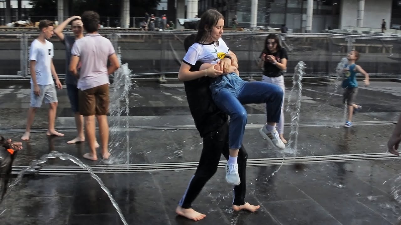 Wet company and fun fountain games ! / Мокрая компания и веселые фонтанные игры !