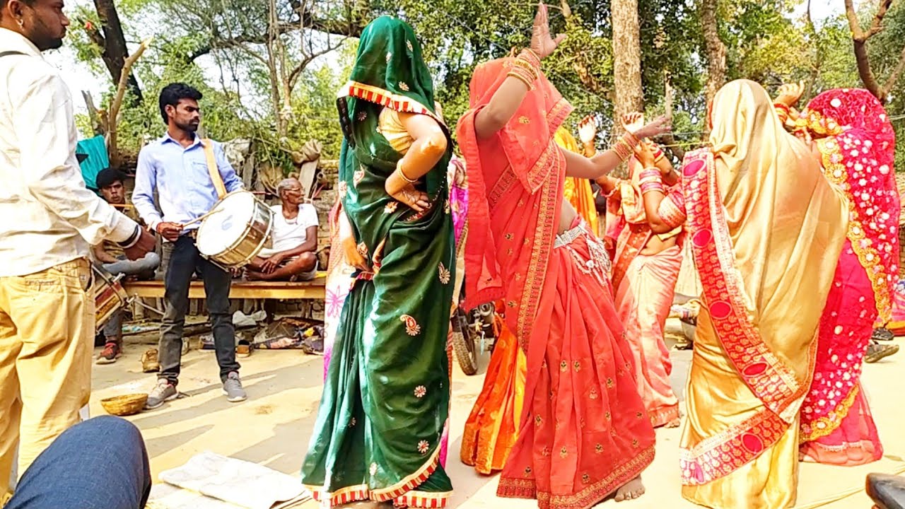 नई नवेली भाभी का कमरतोड़ देसी बैंड बाजा बघेली डांस Desi band baja dance #Praphullmastigrup