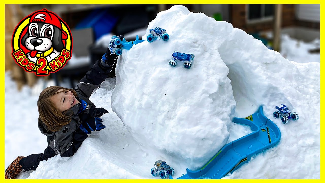 Monster Jam FIRE & ICE Truck Toys ❄️ SNOW MOUNTAIN - Super Ultimate Garage Playset & DIY Snow Arena!