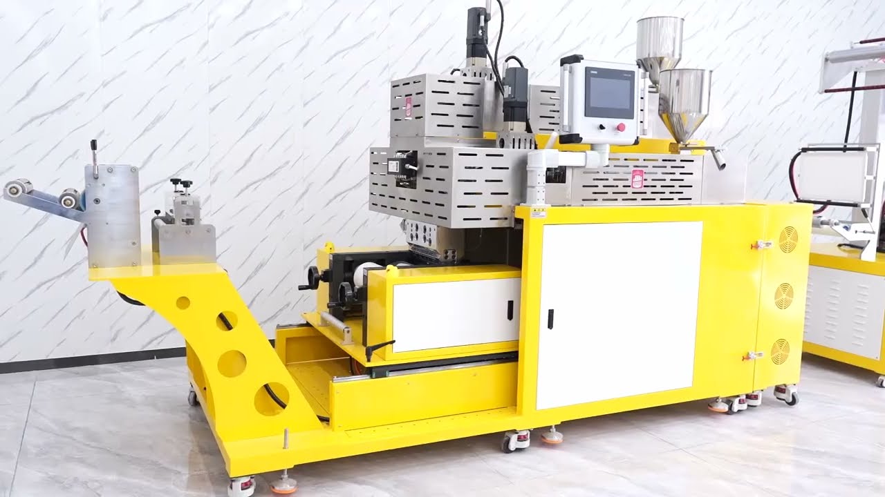 Three-layer co-extrusion cast film extruder
