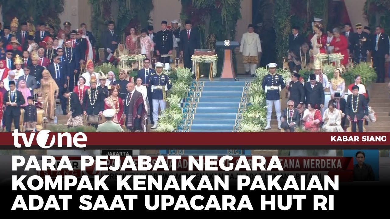 Presiden Prabowo Kenakan Pakaian Adat Melayu Ketika Penurunan Bendera Merah Putih | tvOne