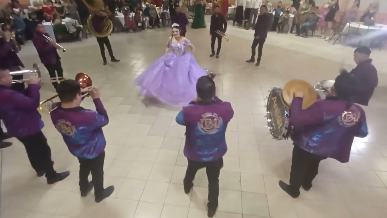 entrada de la quinceañera acompañada con la banda del árbol 🌳