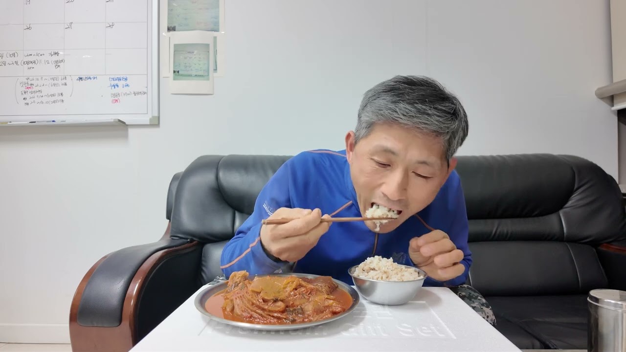 목은지김치찜 만들어서 먹는데 기가 막힙니다. 다른 반찬이 필요 없네요