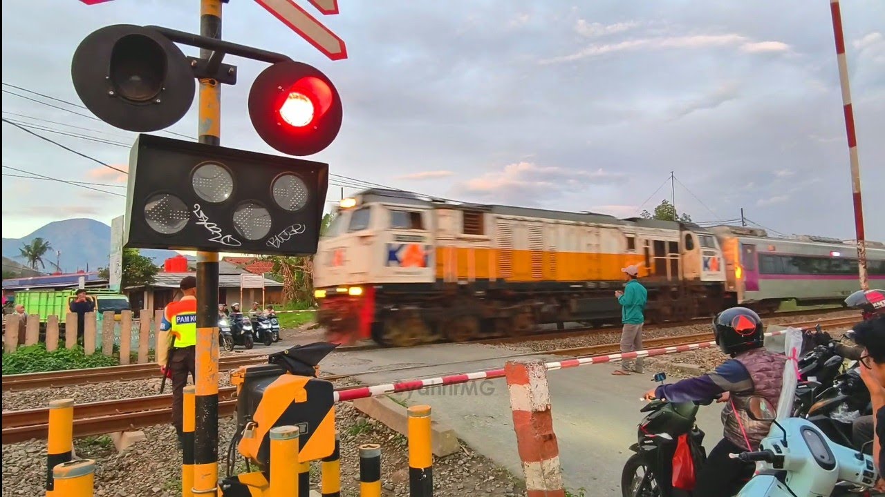 2 Perlintasan Kereta Api Dengan Palang Unik di Bandung