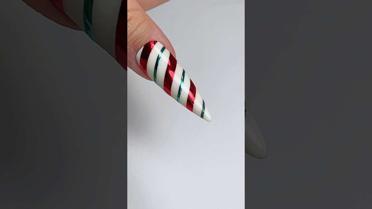 How to make metallic stripes #candycane #christmasnails #nailart #naildesign #nails #nailtutorial