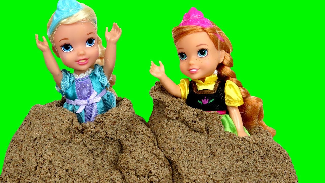 Sand Truck ! Elsa & Anna toddlers - Giant butterfly - Sand Play - Castle