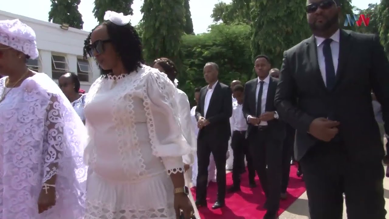 MKE WA LOWASSA NA FAMILIA YAKE WALIVYOWASILI KARIMJEE KWAAJILI YA KUAGA MWILI WA LOWASSA