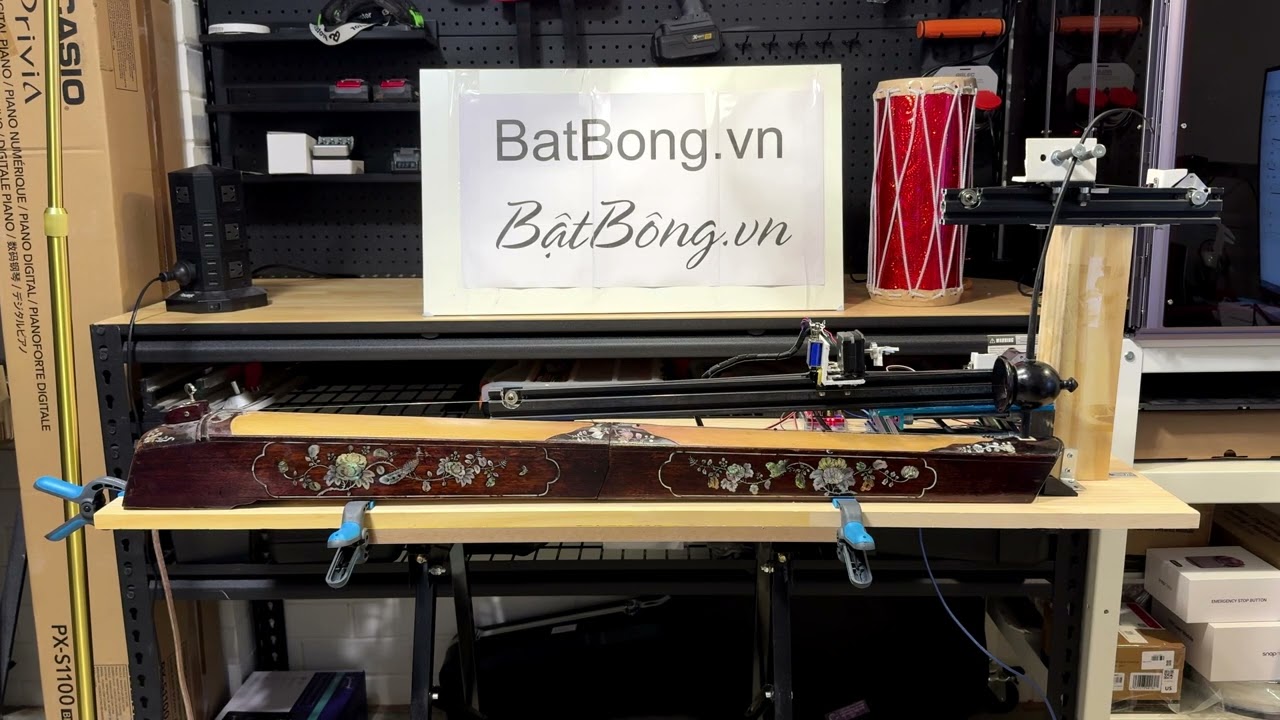 Robot DB1 (from BatBong.vn) performing Beo Dat May Troi on  Dan Bau (Vietnamese Monochord Zither)