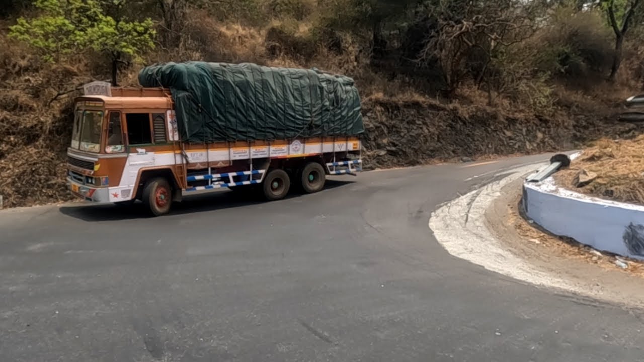 Load Lorrys Turning Dhimbam Hairpin Bend Risk Driving Hills Road