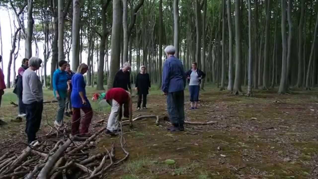 Bau eines Waldlabyrinth