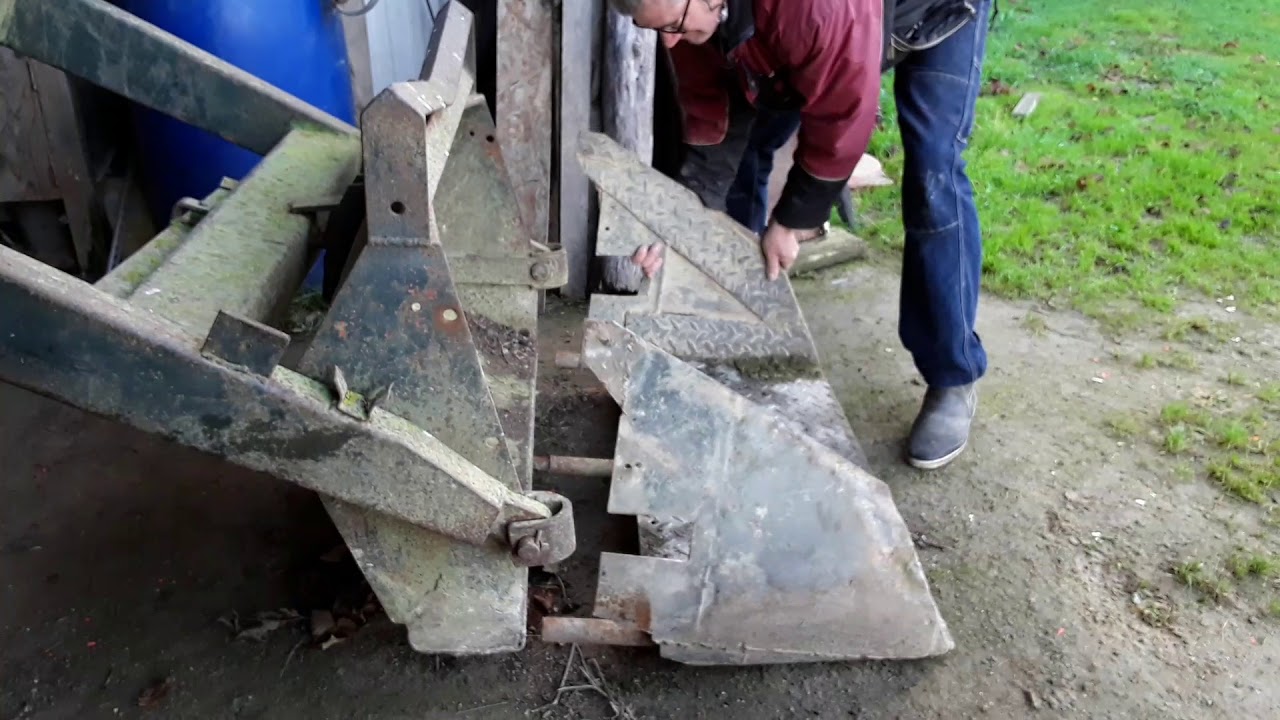 Renault 461 démarrage a froid et demontage du godet de fourche part 1